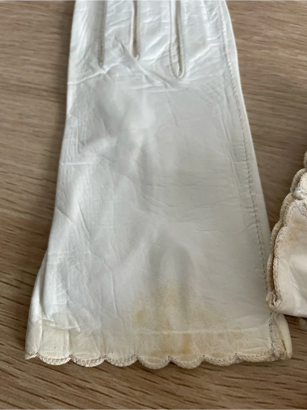 Vintage deadstock white leather gloves short bridal scalloped 50s 60s costume